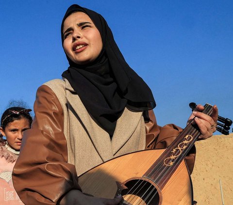 FOTO: Musisi Cantik Palestina Hibur Anak-Anak Gaza dari Trauma Kengerian Perang