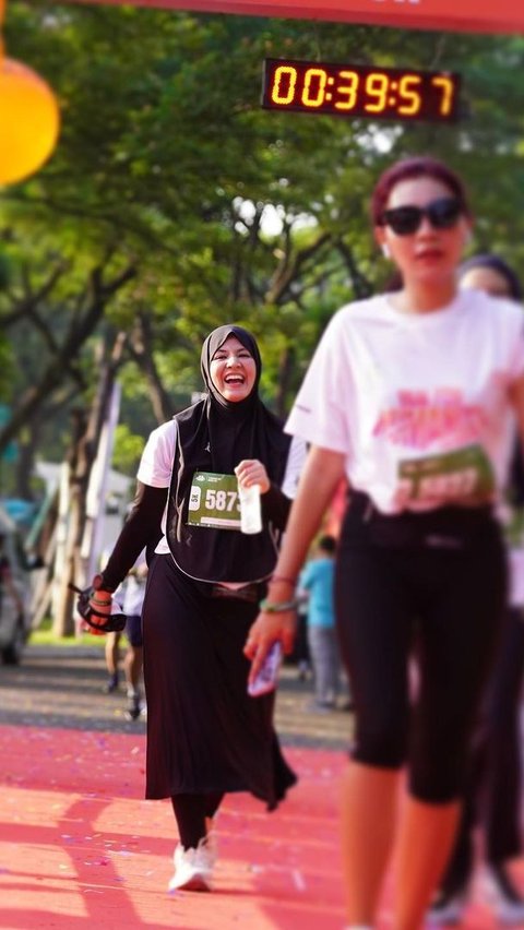 Portrait of Natasha Rizki's Syari Outfit during Marathon Becomes Highlight