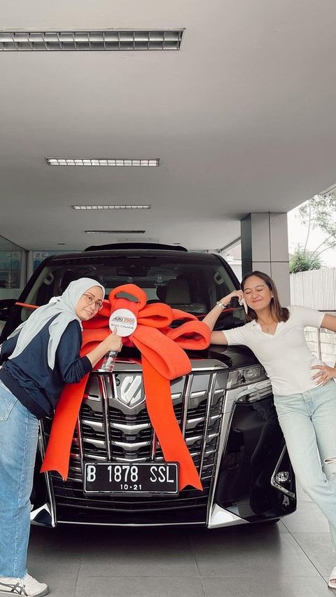 Di usianya yang terbilang muda, Salshabilla memberikan kado ulang tahun untuk sang ibu. Tak tanggung-tanggung, ia memberikan mobil.