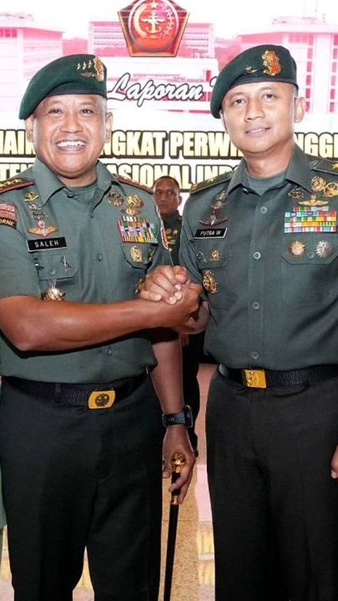 Salah satu Pati TNI yang naik pangkat adalah Pangkostrad Muhammad Saleh Mustafa. <br>