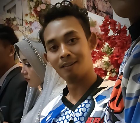 Viral! Pasangan Pengantin Pose Sambil Bawa Joran Pancing Saat Foto Bersama, Ekspresi Pengantin Wanita Jadi Omongan