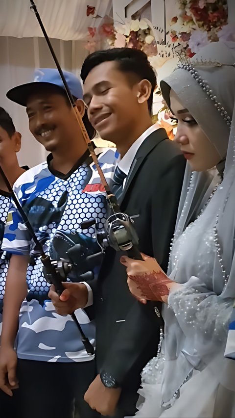 Viral! The Bride and Groom Pose While Holding Fishing Rods During a Group Photo, The Bride's Expression Becomes a Topic of Conversation