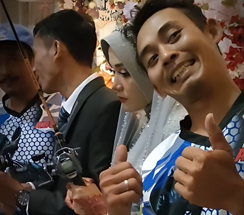 Viral! Pasangan Pengantin Pose Sambil Bawa Joran Pancing Saat Foto Bersama, Ekspresi Pengantin Wanita Jadi Omongan