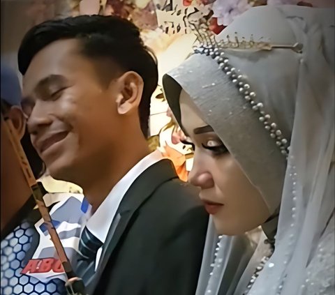 Viral! Pasangan Pengantin Pose Sambil Bawa Joran Pancing Saat Foto Bersama, Ekspresi Pengantin Wanita Jadi Omongan