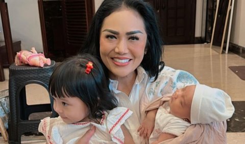 Banyak yang terpikat dengan penampilan Baby Azura, yang dianggap mirip dengan Kellen, anak kedua Kris Dayanti.