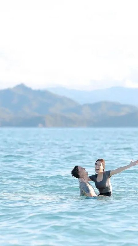 Baru-baru ini, keduanya menikmati liburan di Palu. Mereka mengunggah momen mesra saat bermain di pantai yang indah.
