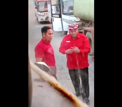 Viral Brutal Action of the West Kutai Regent's Assistant Beating Truck Driver for Not Giving Way