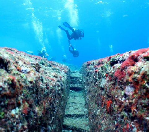 The Sensation of the Discovery of a Pyramid at the Bottom of the Sea in Japan, Built by Humans or Natural?