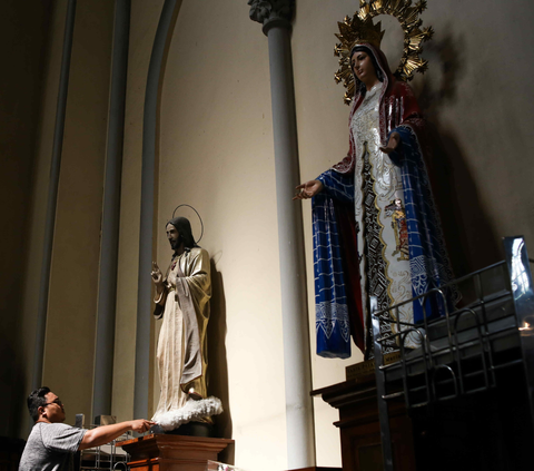 Kegiatan bersih-bersih gereja mulai dilakukan untuk persiapan Perayaan Natal.<br><br>Seperti di Gereja Katedral, Jakarta ini para pekerja tampak sibuk membersihkan patung pada Kamis (21/12/2023).<br>