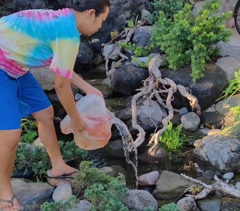 Potret Sederhana Soimah saat Ngurus Kolam Ikannya, Beda Banget sama Pas di Atas Panggung