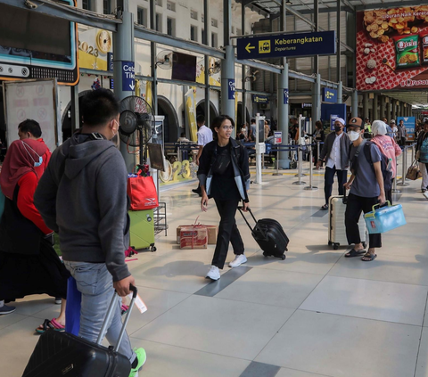 Calon penumpang Kereta Api mulai memadati Stasiun Pasar Senen, Jakarta, Kamis (21/12/2023). <br><br>Ribuan penumpang mulai melakukan perjalanan mudik ke kampung halaman menjelang libur Natal 2023 dan Tahun Baru 2024.<br><br><br>