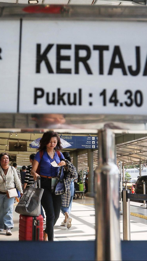 FOTO: Penampakan Stasiun Pasar Senen Mulai Dipadati Pemudik Natal 2023 dan Tahun Baru 2024<br>