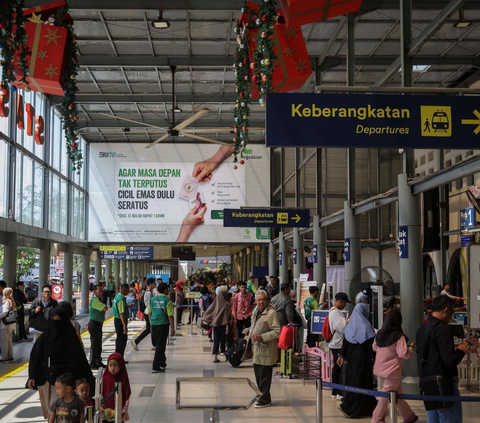 FOTO: Penampakan Stasiun Pasar Senen Mulai Dipadati Pemudik Natal 2023 dan Tahun Baru 2024