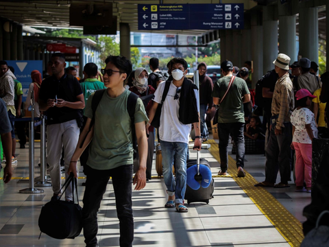 FOTO: Penampakan Stasiun Pasar Senen Mulai Dipadati Pemudik Natal 2023 dan Tahun Baru 2024