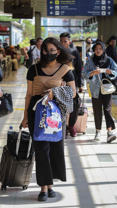 Lonjakan penumpang pada H-2 tersebut telah mencapai 100 persen dari kapasitas stasiun.<br>