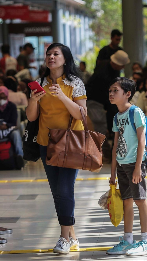 Atau jika secara persentase kapasitas Stasiun Senen telah mencapai 98 persen pemudik yang melakukan keberangkatan.