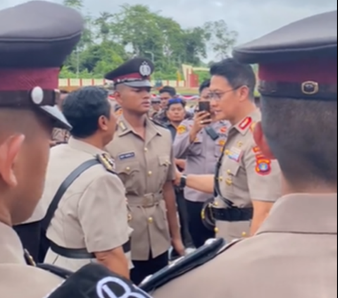 Dikutip dari video unggahan akun TikTok @rismaaprili10, Jumat (22/12) Bintara muda itu sampai dihampiri oleh sosok jenderal bintang dua.