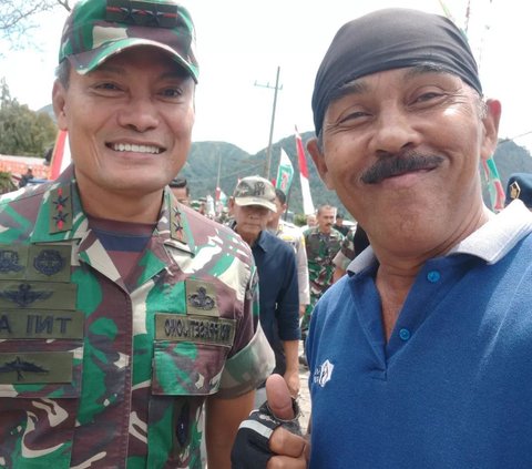 Pada potret kedua, Kopral Bagyo berfoto bersama Letnan Jenderal TNI Widi Prasetijono. <br>