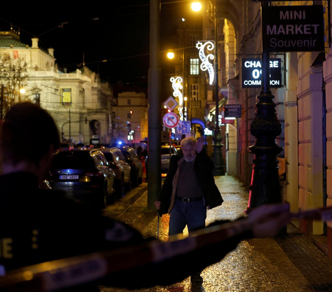 FOTO: Mencekam Penembakan Massal di Universitas Praha: Polisi Bersenapan Serbu Siaga hingga Kepanikan Orang-Orang Berlindung di Atap Gedung