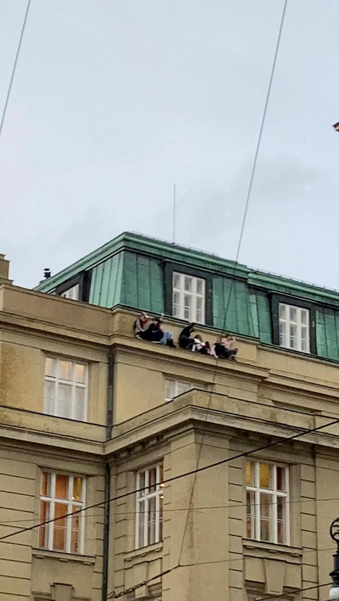 Insiden tersebut telah menyebabkan orang-orang berlarian panik hingga bersembunyi di atap sebuah gedung.