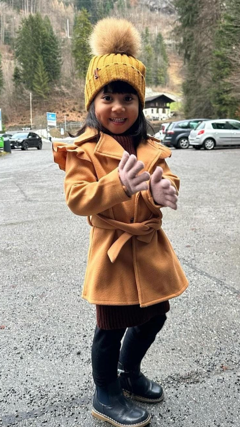 Menggemaskan & Selalu Modis, 10 Potret Chava Anak Bungsu Rachel Vennya saat Liburan di Swiss