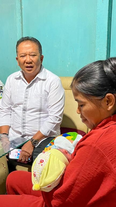 Bupati Jember Jenguk Ibu Viral Melahirkan di Pinggir Jalan Usai Ditolak Bidan Desa<br>