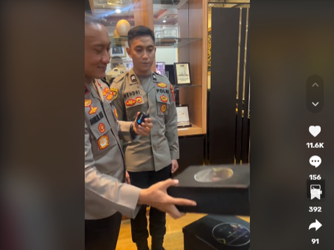 Wakapolda Banten Bagi-bagi Hadiah Ke Polisi Muda yang Ultah, Doa Netizen 'Semoga Pak Alif Besok atau Lusa jadi Kapolri'