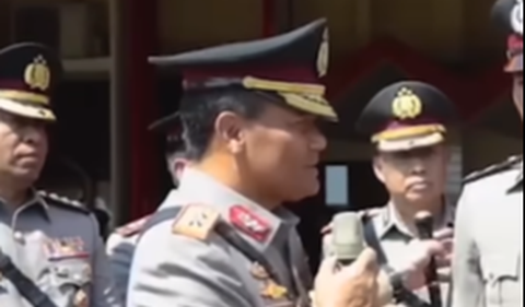 Tak hanya yang bersangkutan, Ahmad turut menyapa orangtua si bintara. Ayah dari sang bintara tersebut mengaku begitu bangga terhadap sang putra yang kini telah menjadi anggota Polisi. 