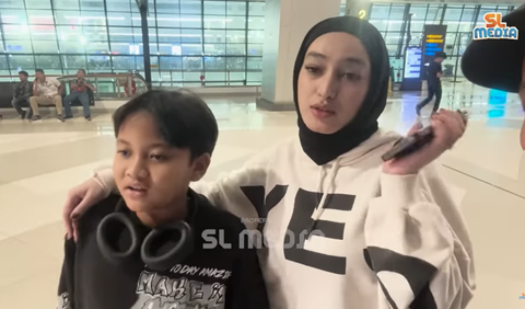 Santyka Fauziah sempat berbincang dengan Ferdi. Kepada Santyka Fauziah, Ferdi mengaku takut naik pesawat.<br>