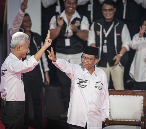 Ahead of the Vice Presidential Debate, Mahfud MD Relaxing with Grandchild: Choosing to Take a Walk Together to Refresh the Mind