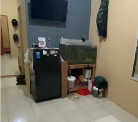 Portrait of a Quirky Rental House in Cikarang, Bedroom Right Next to the Kitchen