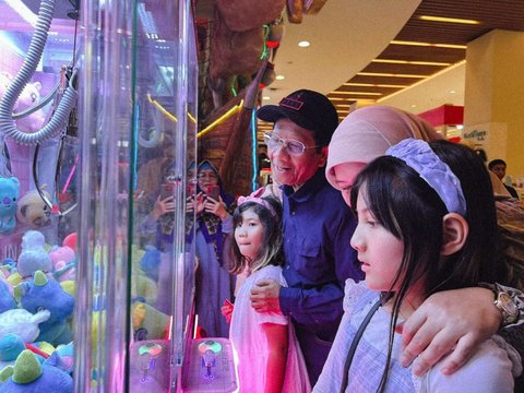 Portrait of Mahfud MD Playing with His Grandchildren Ahead of the Vice Presidential Debate