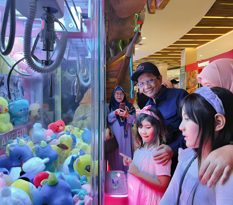 Portrait of Mahfud MD Playing with His Grandchildren Ahead of the Vice Presidential Debate