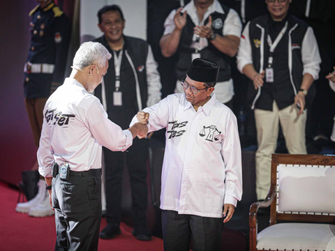 Portrait of Mahfud MD Playing with His Grandchildren Ahead of the Vice Presidential Debate