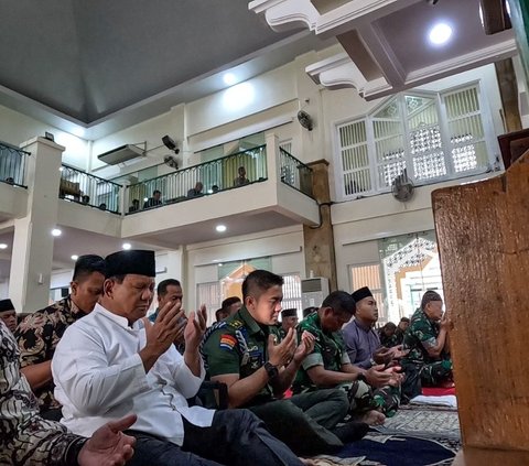 Momen Prabowo Salat Jumat di Kemhan Jelang Gibran Tampil di Debat Cawapres