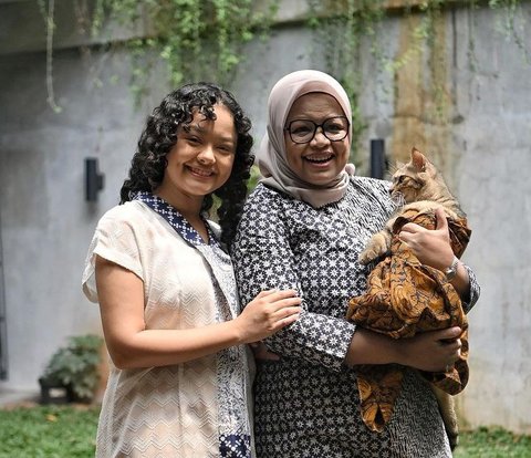 Bak Bestie, Lihat Aksi Fery Farhati dan Mutiara Baswedan Review Makeup Lokal