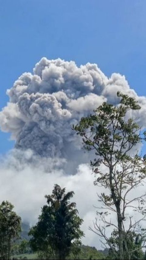 Gunung Marapi Sumatera Barat Kembali Erupsi Dengan Skala Besar saat Azan Salat Jumat