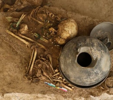 Mencekam, Makam Kuno Ini Berisi Sisa-Sisa Tulang Bocah Berusia 3.000 Tahun Bersama Kerangka Kuda Berhias Kalung Perunggu