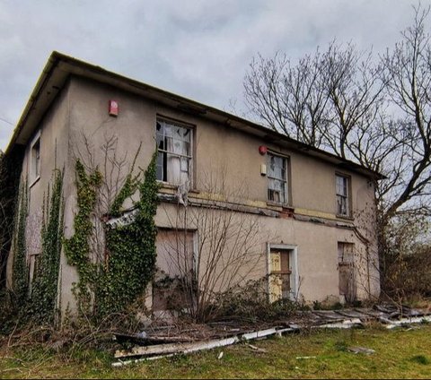 Older Brother and Younger Brother Haunted by Supernatural Beings in New House, Verse Hanger Falls Down