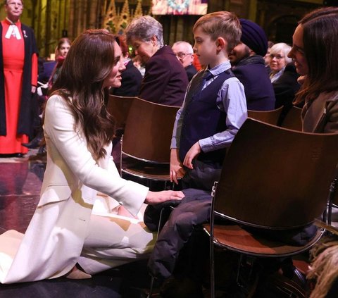 Kulik Harga Busana Natal Kate Middleton Yuk, Tampilannya Serba Putih