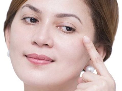 Postpone the Appearance of Under Eye Wrinkles with 5 Homemade Natural Masks