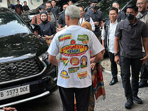 Temani Mahfud MD Debat Cawapres, Ganjar Pamer Kaos Unik 'Indonesia Keren' dari Pendukung