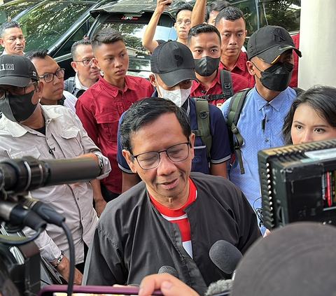 Temani Mahfud MD Debat Cawapres, Ganjar Pamer Kaos Unik 'Indonesia Keren' dari Pendukung