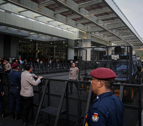 Sejumlah petugas pengamanan KPU dan kepolisian berjaga di depan pintu masuk area debat kedua Capres-Cawapres 2024 di Jakarta Convention Center, Senayan, Jakarta, Jumet (22/12/2023).