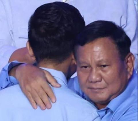 Prabowo tidak menjawab dan hanya megacungkan simbol dua jari. Wajah mantan Danjen Kopassus itu terlihat sumringah.