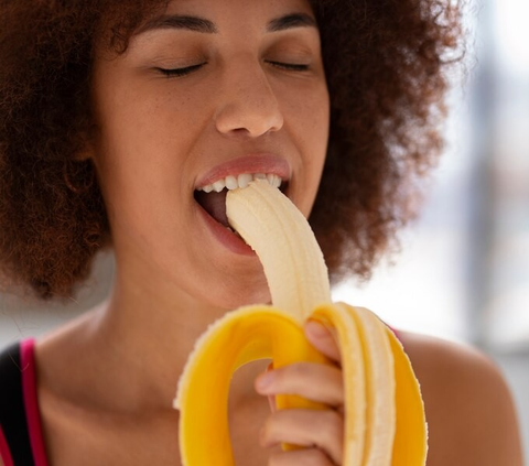 Namun, tahukah Anda bahwa makan buah pisang sebelum tidur dapat menjadi ritual yang tidak hanya memuaskan hasrat manis Anda tetapi juga menjadi obat alami untuk malam yang tenang?