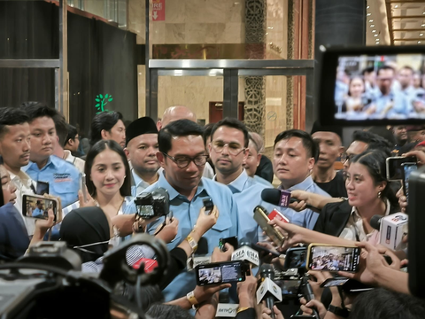 Temani Raffi Ahmad Nonton Debat Cawapres, Potret Nagita Tersenyum Cantik di Barisan Pendukung Gibran