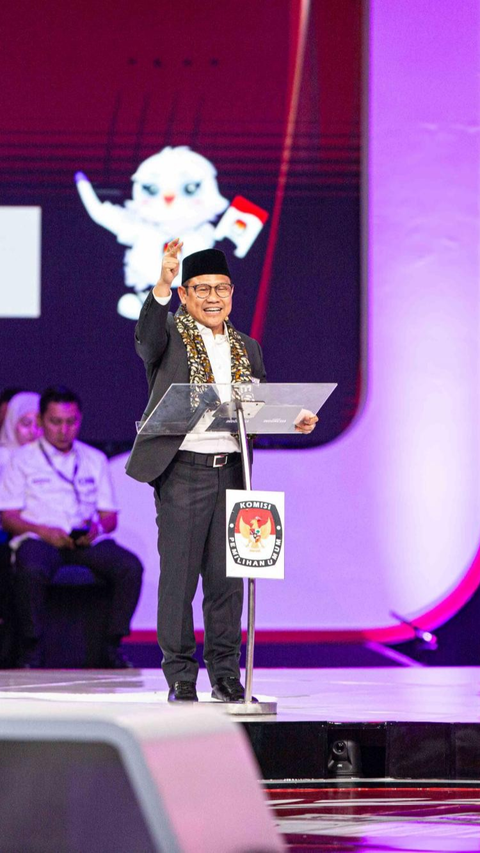 Pasangan Capres-Cawapres nomor urut satu, dua, dan tiga saling memberikan visi misi dalam debat kedua Cawapres 2024 di Jakarta Convetion Center, Jumet (22/12/2023). Debat kedua pilpres ini bertema Ekonomi (ekonomi kerakyatan dan ekonomi digital), Keuangan, Investasi Pajak, Perdagangan, Pengelolaan APBN-APBD, Infrastruktur, dan Perkotaan.