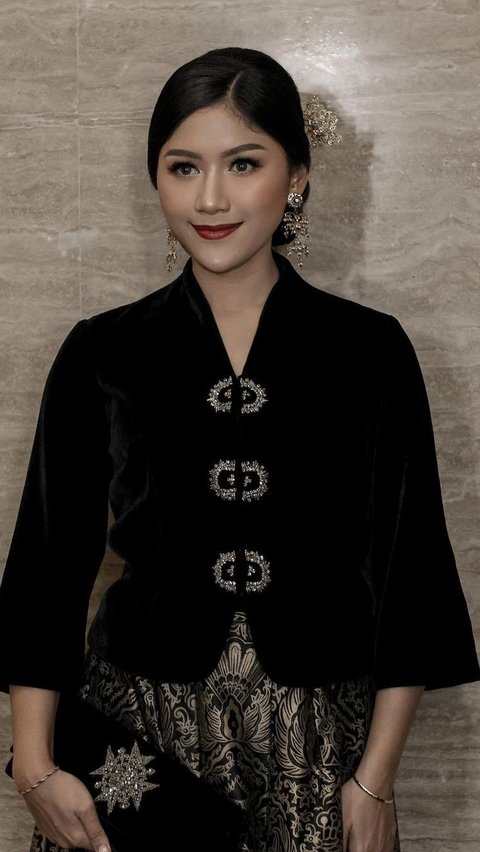 Erina Gudono wears a similar outfit when accompanying Kaesang Pangarep to a television event.