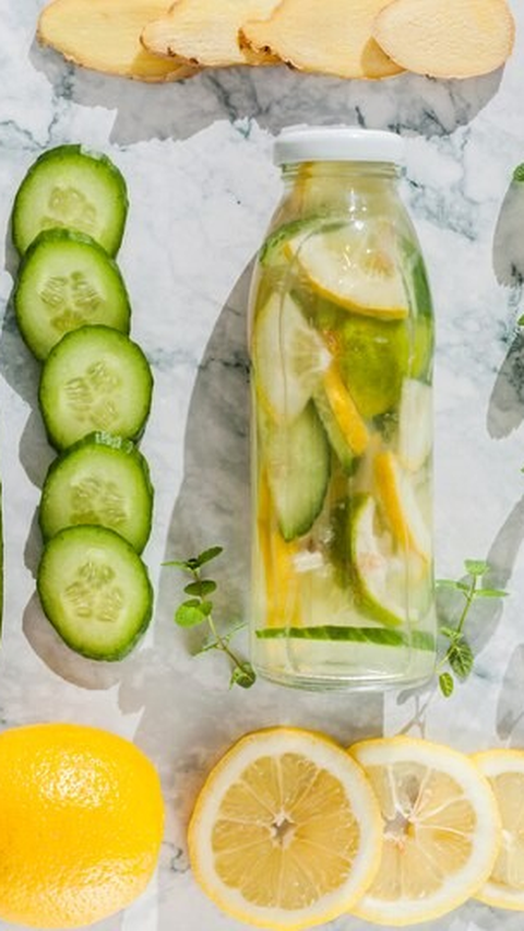Campurkan 10 irisan mentimun, setengah bagian buah lemon, dan 3 lembar daun mint ke dalam satu botol air mineral. Diamkan dalam kulkas selama 12–24 jam sebelum disajikan.